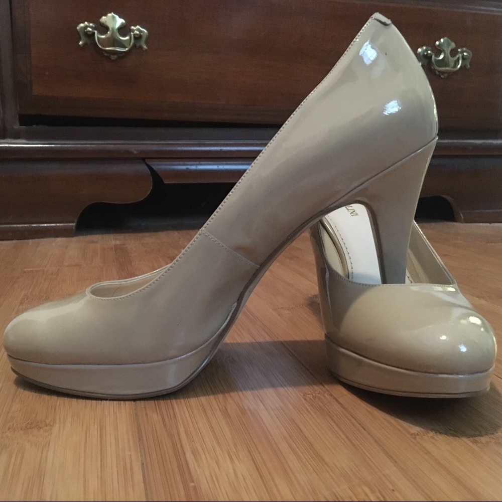 Nude patent leather pumps